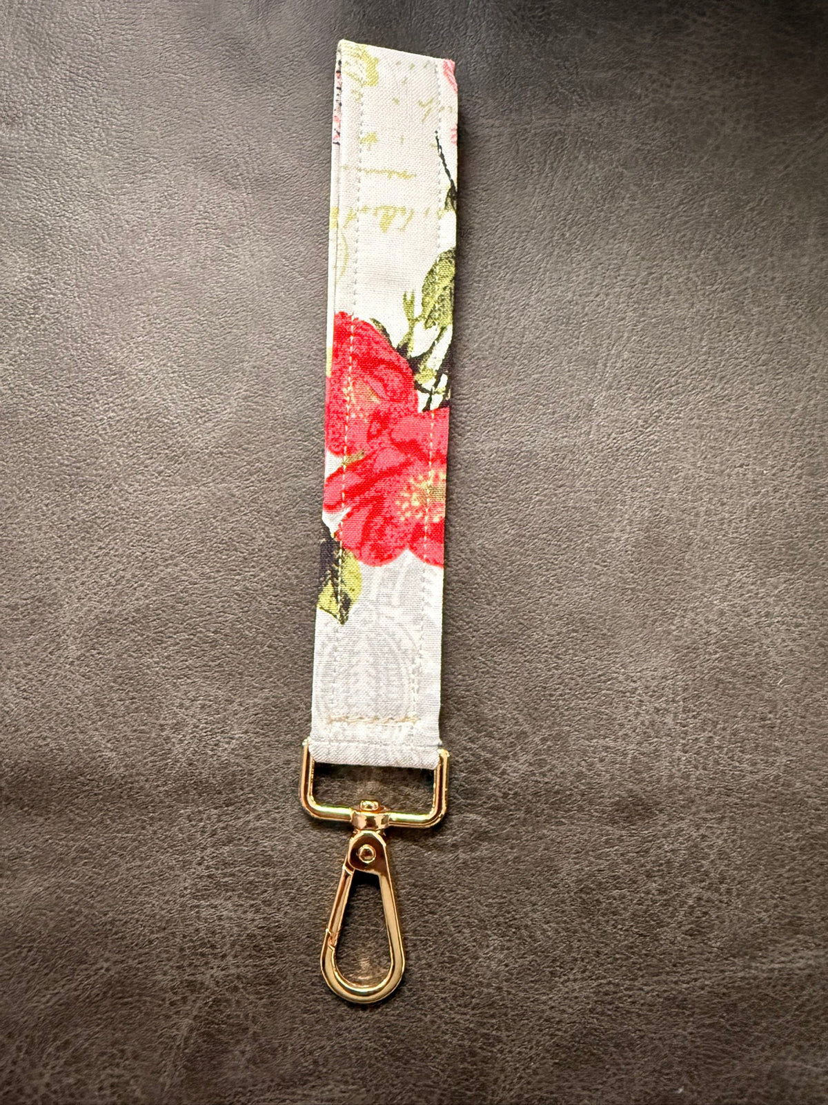 Keychain wristlet in white fabric with red garden flowers and gold hardware